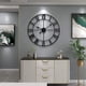 thumbnail image 4 of Reloj de pared grande de metal redondo de estilo vintage, silencioso, funciona con pilas, con números romanos negros, para decoración de sala de estar, dormitorio y cocina., 4 of 7