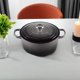 thumbnail image 5 of Horno holandés Le Creuset de hierro fundido esmaltado Signature de 7,25 litros, 5 of 6