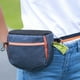 thumbnail image 3 of Bolsa de golosinas para entrenamiento de perros, bolsa de paseo portátil con cierre automático y cinturón ajustable, bolsa de entrenamiento de tela Oxford con dispensador de bolsas para excrementos., 3 of 8
