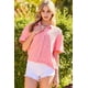 thumbnail image 1 of Top de Gasa de Algodón Color Coral con Cuello, Botones en el Cuello y Bolsillos Delanteros, 1 of 3