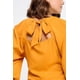 thumbnail image 3 of Saronite Top Casual Básico, de Manga Larga Raglán, con Cuello Redondo y Lazo en la Espalda, Color Mostaza (para Mujer), 3 of 5
