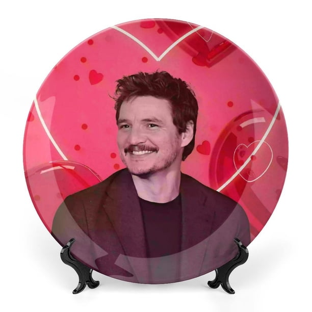 Pedro Pascal Plato decorativo de porcelana fina (bone china), plato decorativo de cerámica para hogar, oficina, soporte de pared, platos decorativos para dormitorio - 6 pulgadas (15 cm)