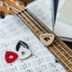 thumbnail image 4 of Púas para ukelele, piel con agujero en forma de diamante, paquete de 4 unidades, 4 of 8
