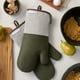 thumbnail image 3 of Guantes de cocina de silicona KitchenAid Evergreen resistentes al calor, 3 of 7
