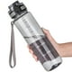 thumbnail image 1 of Botella de agua Tritan sin BPA de 32 oz con cierre a prueba de fugas, filtro de frutas y correa de transporte, 1 of 3