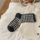 thumbnail image 1 of Xiao Hua 2 pares de calcetines grises a cuadros estilo campestre, calcetines retro con lazo estampado, calcetines de cuello redondo modernos y bonitos para mujer, talla única., 1 of 3