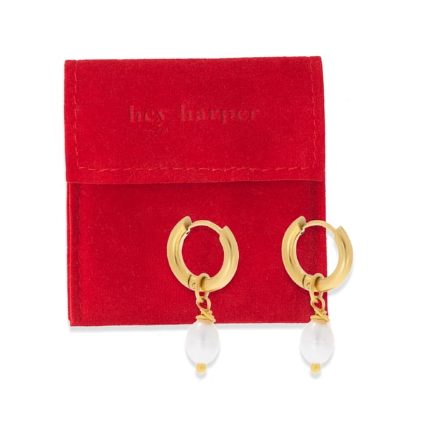 Pendientes de aro Hey Harper de acero inoxidable con recubrimiento PVD dorado de 14k