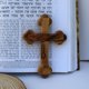 thumbnail image 2 of Cruz de madera de olivo Holyland Crafted Art, 13.5 cm de alto, 2 of 8