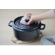 thumbnail image 5 of Manoplas Potholder Staub Z1033-855 con pomo, negras, juego de 2, 5 of 5