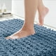 thumbnail image 1 of Alfombra de baño Yimobra, larga, denim, felpilla azul, 140 x 60 cm, 1 of 3