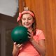 thumbnail image 5 of Bola de bolos Champion Sports de espuma verde 2 kg (5 lb), 5 of 8