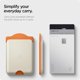 thumbnail image 4 of Tarjetero MagSafe de Spigen, de poliuretano, naranja y beige, 3 tarjetas, 4 of 7