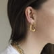 thumbnail image 3 of Pendientes de aro pequeños y gruesos, chapados en oro de 18 quilates, con forma irregular, para mujer., 3 of 5