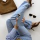 thumbnail image 2 of Funda Square oficial de FLAUNT para iPhone 17 Pro Max con rayas Oxford azul y blanco, 2 of 9