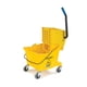 thumbnail image 1 of Cubo para mopa Carlisle FoodService de 26 litros con escurridor lateral, 1 of 9