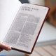 thumbnail image 4 of Biblia HarperCollins NRSV Católica de Cuero Suave Negra, 4 of 7