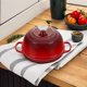 thumbnail image 5 of Horno de pan Le Creuset de hierro fundido esmaltado color cereza, 5 of 6