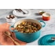 thumbnail image 2 of Horno holandés Le Creuset de hierro fundido esmaltado Signature, 5.5 L Caribbean, 2 of 6