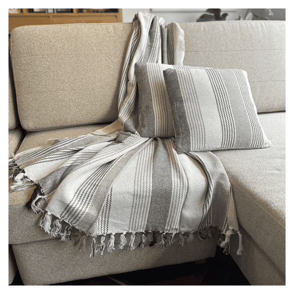 Combo Deco 2 Cojines y 1 Manta Multi stripe Blanco /Café / Beige Diseño Moderno Lavable x mts