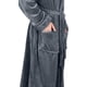 thumbnail image 4 of Bata de Felpa de Lujo con Capucha NY Threads Talla Grande XL Gris, 4 of 6