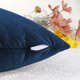 thumbnail image 4 of FUNDAS DE COJÍN DE TERCIOPELO TEJIDO REGALWOVEN Paquete de 2 Fundas de Cojín Decorativas Cuadradas Suaves Fundas de Almohada Azul Oscuro 18" x 18", 4 of 6