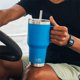 thumbnail image 2 of Vaso YETI Rambler de 1 litro con asa y tapa con pajita de acero inoxidable, 2 of 9