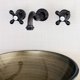 thumbnail image 2 of Grifo Kingston Brass Vintage de 2 manijas para montaje en pared, bronce aceitado, 2 of 8