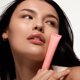 thumbnail image 4 of Bálsamo Labial Summer Fridays Pink Sugar + Sweet Mint, 4 of 8
